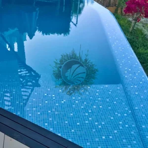 piscina niebla azul con lumi dia