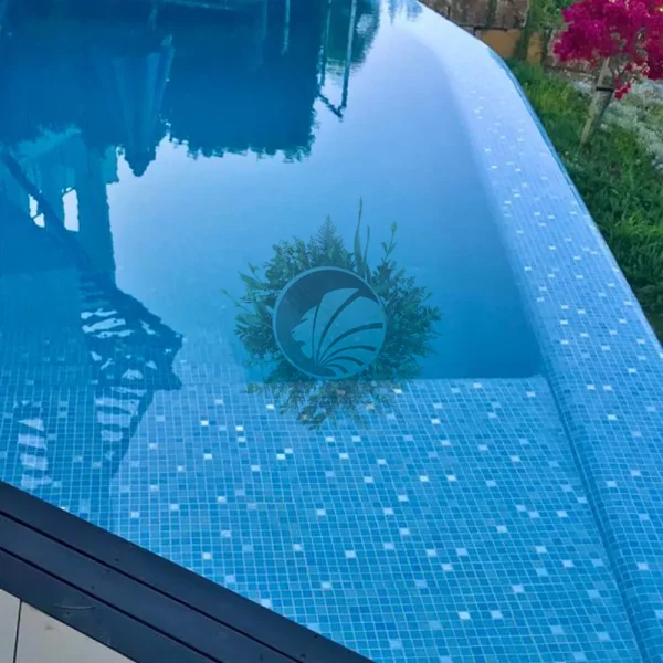 piscina niebla azul con lumi dia