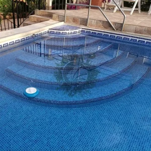 piscina nevoa azul